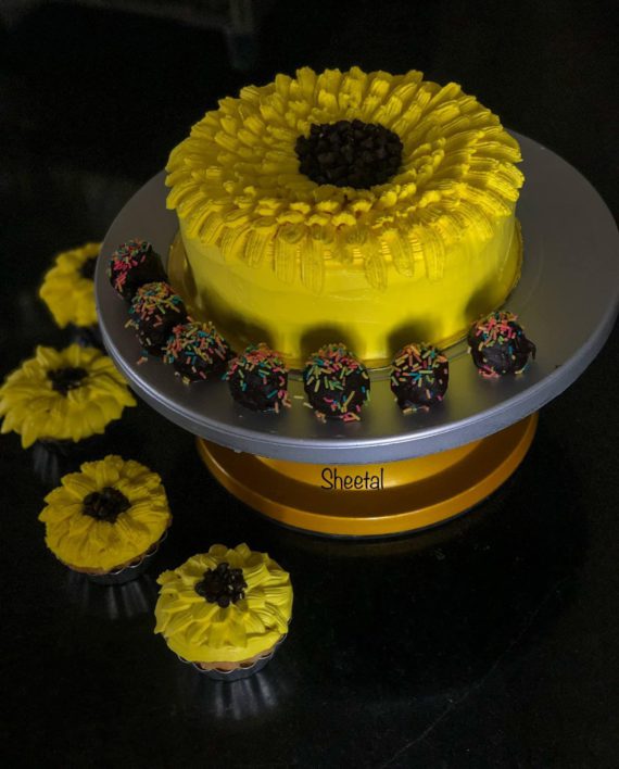 Flower Theme Pineapple Flavour Cake Designs, Images, Price Near Me
